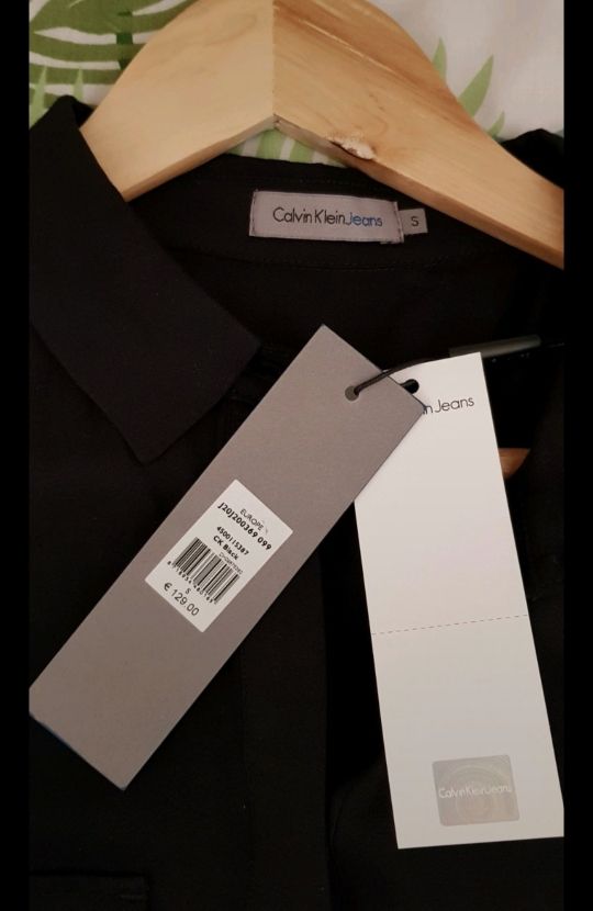 Vestido camisero negro Calvin Klein con etiqueta