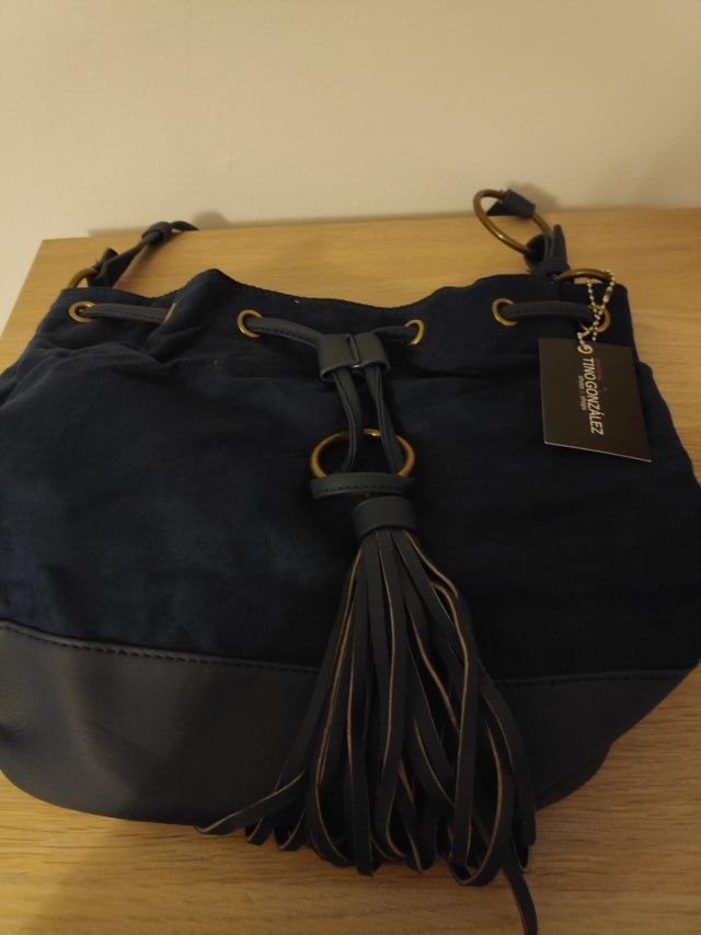 Bolso grande, mediano azul, asa grande.