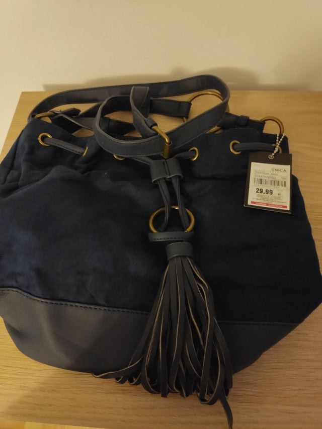 Bolso grande, mediano azul, asa grande.