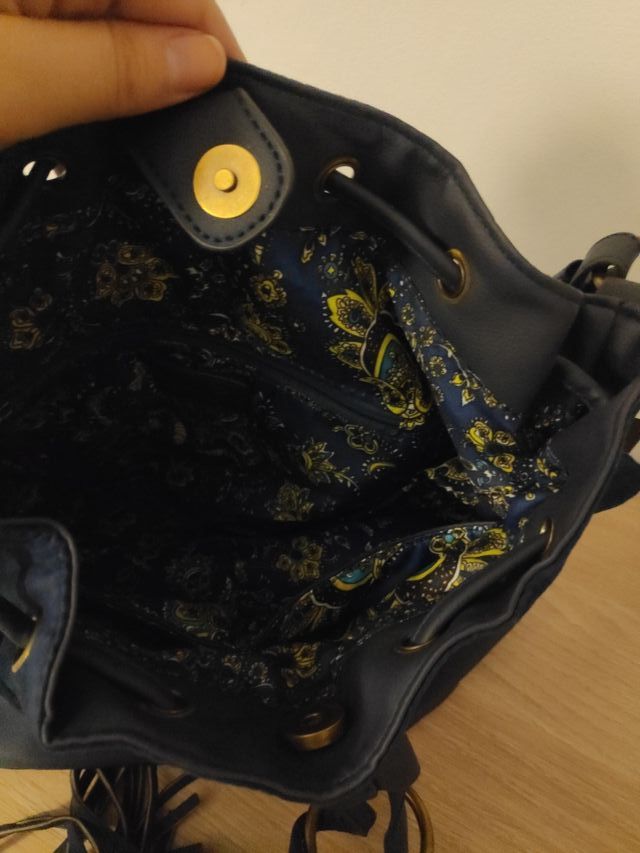 Bolso grande, mediano azul, asa grande.