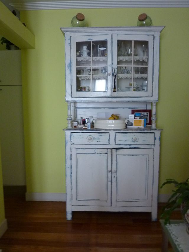 Alacena decapada antigua