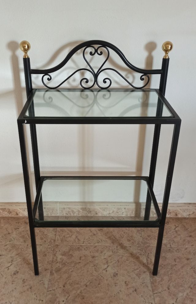 Estante de forja y cristal