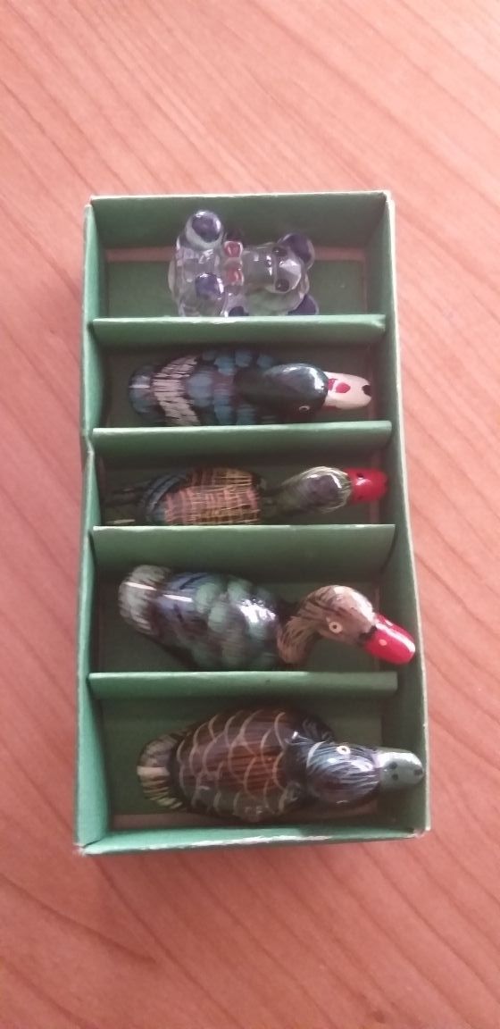 CAJA CON FIGURAS PATOS