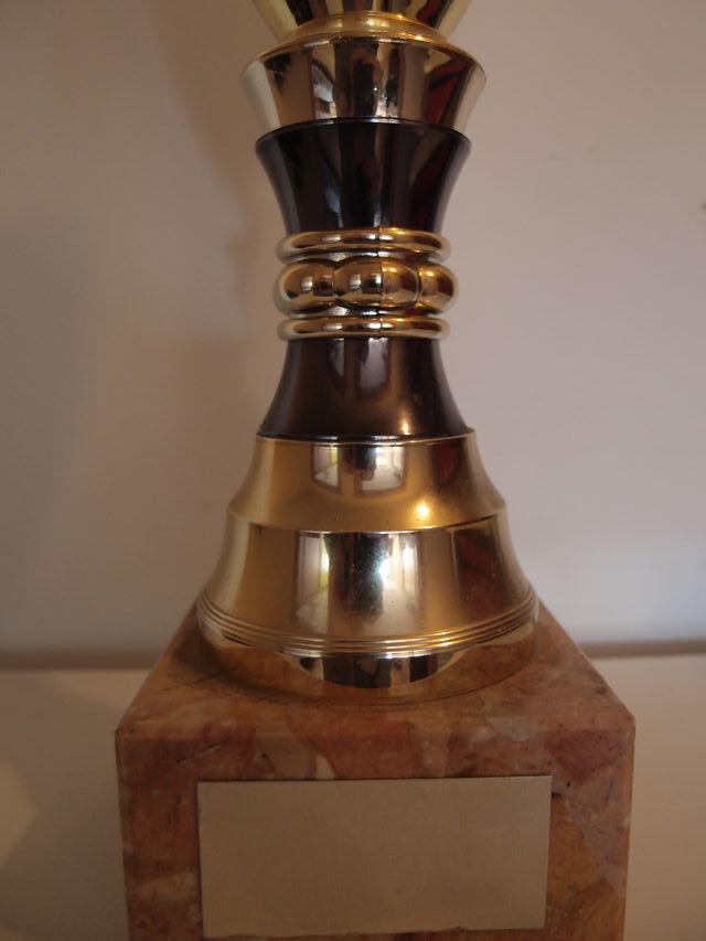 Trofeo copa metálica dorada con base de mármol
