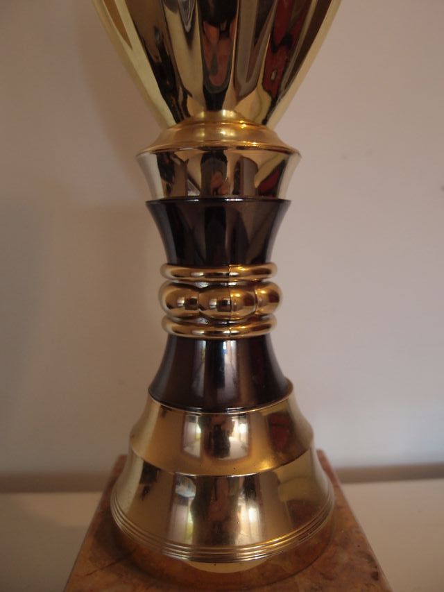 Trofeo copa metálica dorada con base de mármol