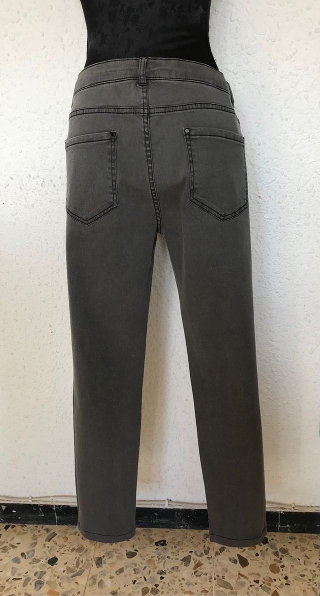 Pantalón vaquero gris con abalorios