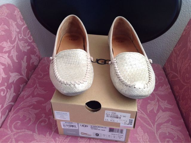 Mocasines UGG Australia de piel dorados