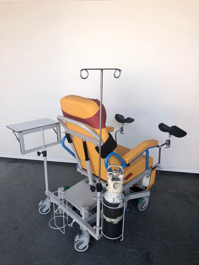 Sillón clínico geriátrico elevable con ruedas