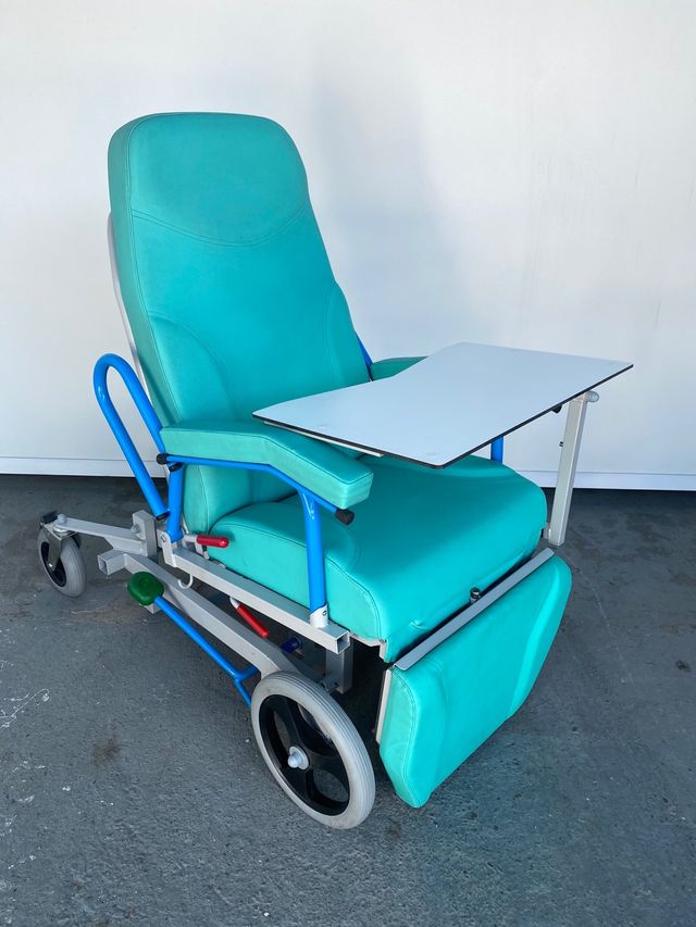 Sillón clínico geriátrico elevable con ruedas