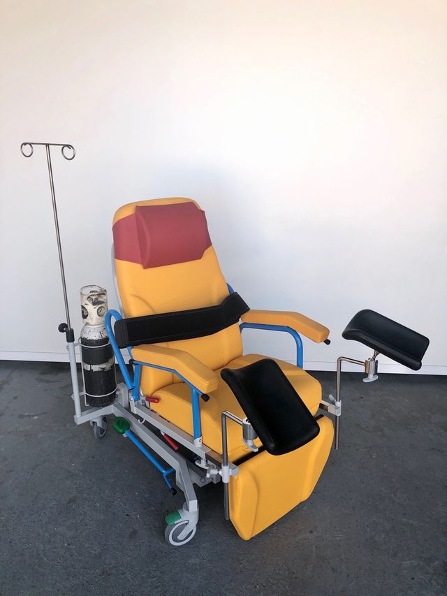 Sillón clínico geriátrico elevable con ruedas