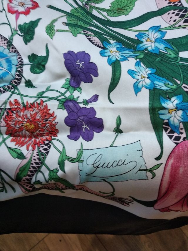 Pañuelo Gucci auténtico con factura