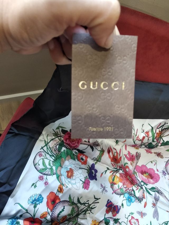 Pañuelo Gucci auténtico con factura