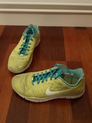 Zapatillas NIKE amarillo fluor de segunda mano por 22 EUR en Barcelona en  WALLAPOP