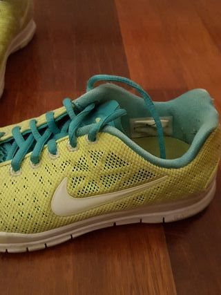 Zapatillas NIKE amarillo fluor de segunda mano por 22 EUR en Barcelona en  WALLAPOP