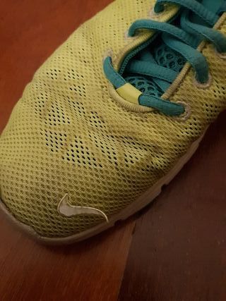 Zapatillas NIKE amarillo fluor de segunda mano por 22 EUR en Barcelona en  WALLAPOP