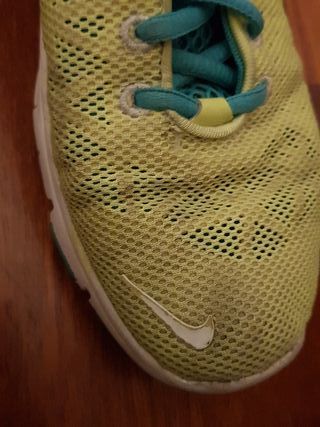 Zapatillas NIKE amarillo fluor de segunda mano por 22 EUR en Barcelona en  WALLAPOP