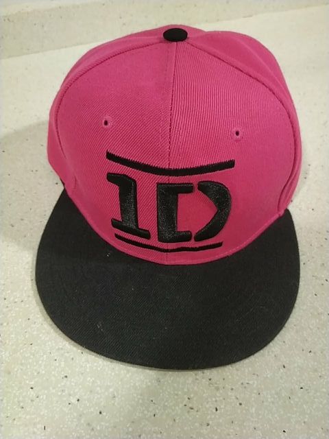 Gorra rosa y negra de One Direction