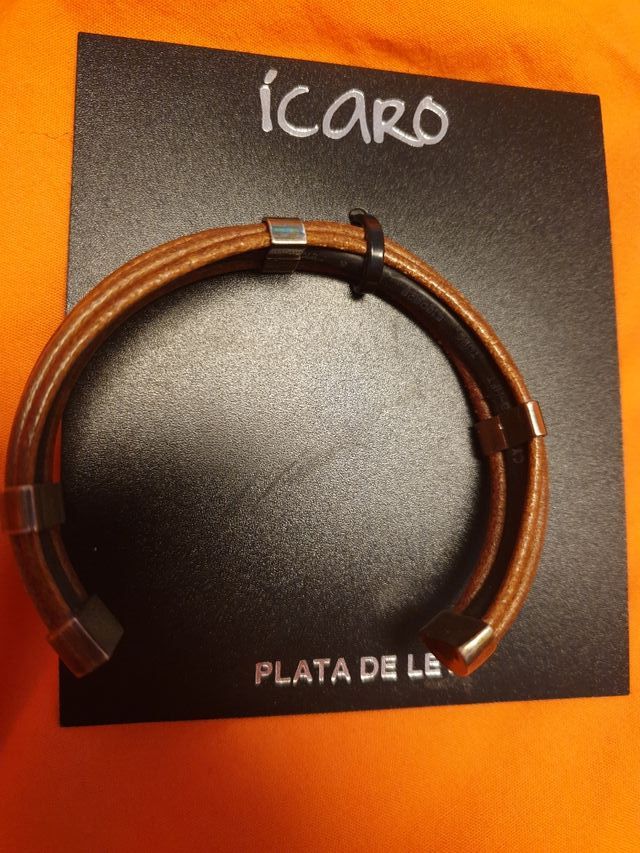 Pulsera plata y cuero marca Icaro