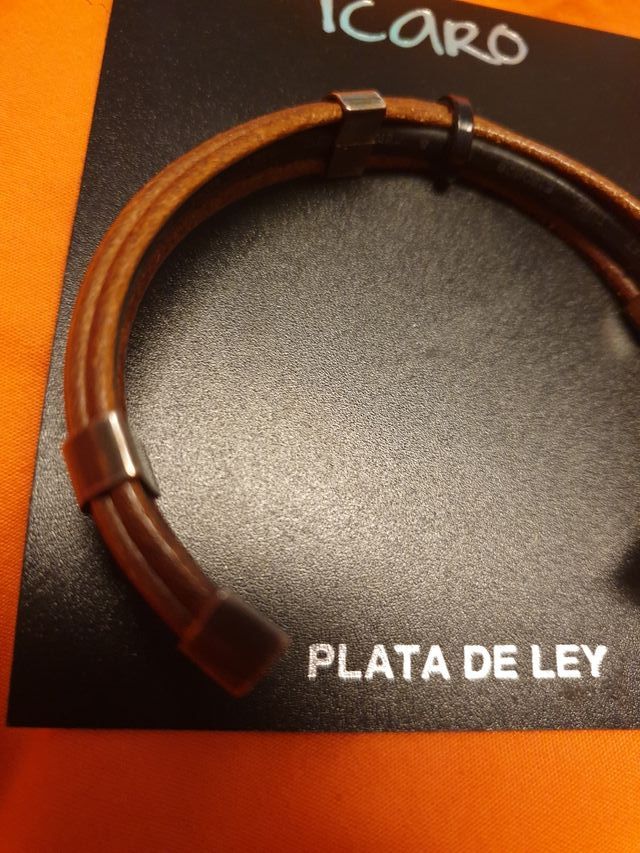 Pulsera plata y cuero marca Icaro