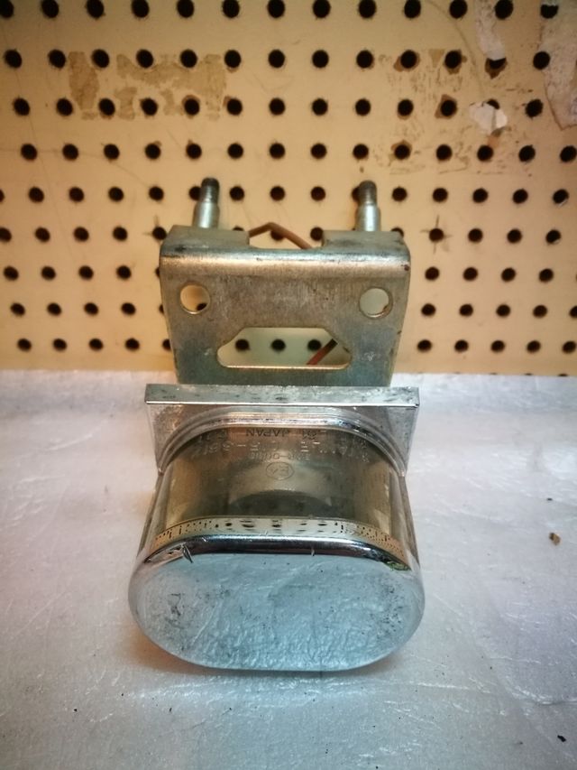 Luz matrícula Harley 883.