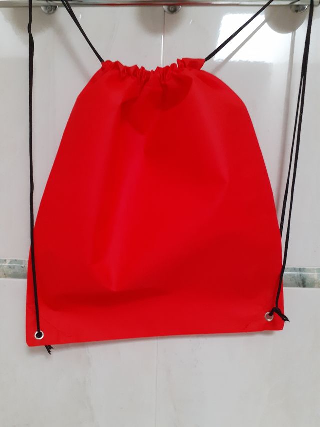 Mochila de tela roja
