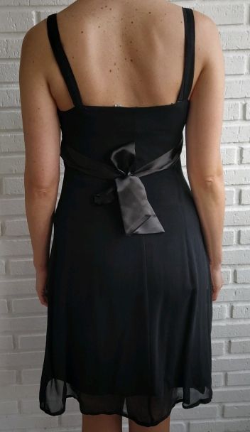 Vestido blanco y negro con forro interior.