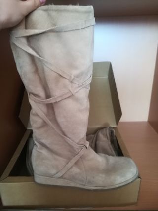 Botas beige altas de Zara de segunda mano por 15 EUR en Ciudad Real en  WALLAPOP