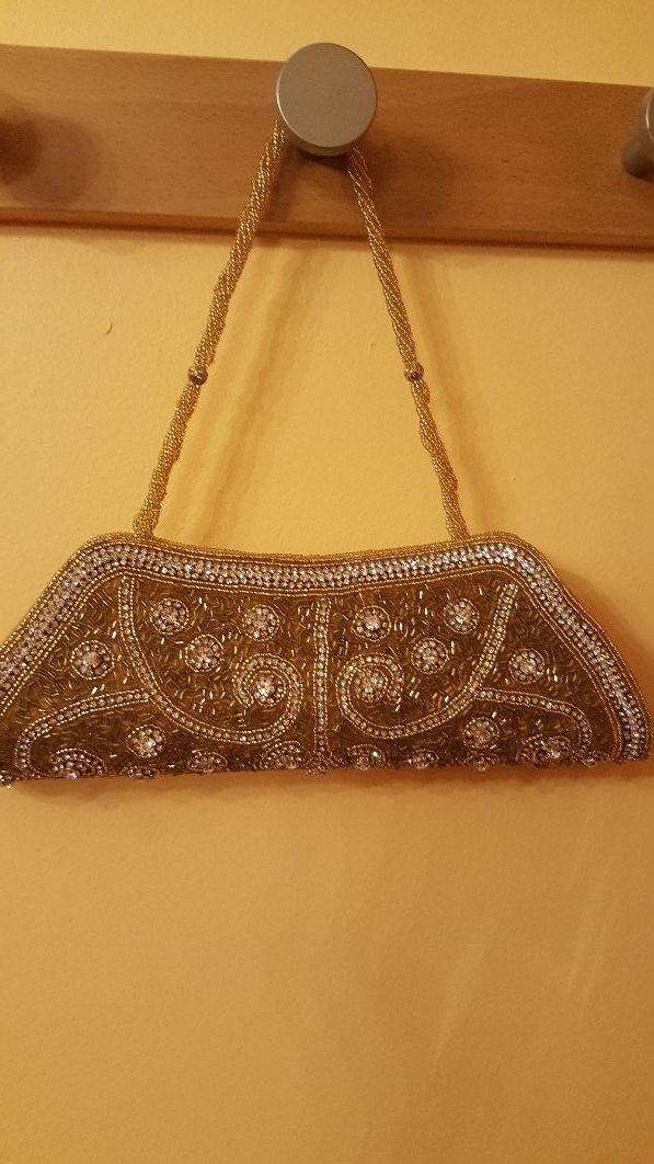 Glamuroso bolso dorado con abalorios. 