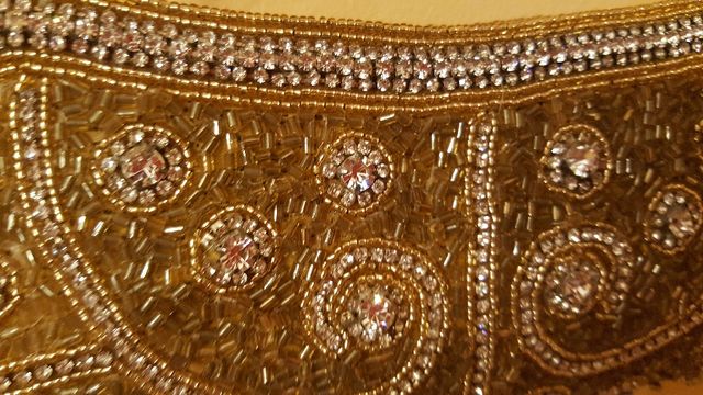 Glamuroso bolso dorado con abalorios. 