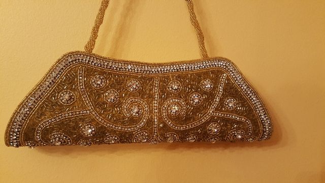 Glamuroso bolso dorado con abalorios. 