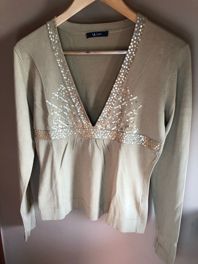 Jerse color Camel con lentejuelas