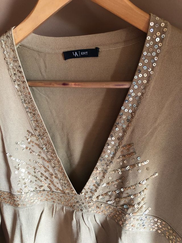 Jerse color Camel con lentejuelas