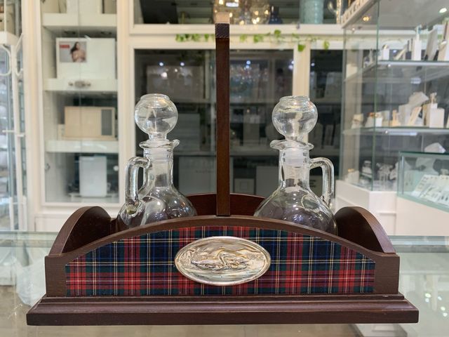 Vinagreras base de madera y motivo en plata