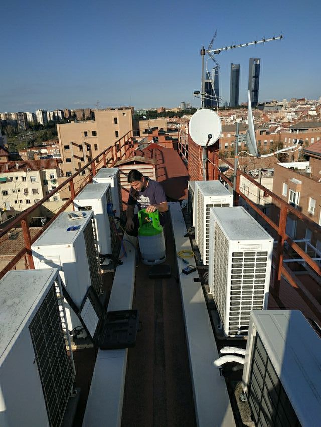 Instalación y carga de aire acondicionado