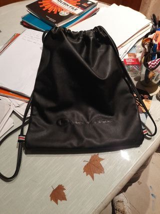 Mochila champion original de segunda mano por 5 EUR en Playa de Piles en  WALLAPOP