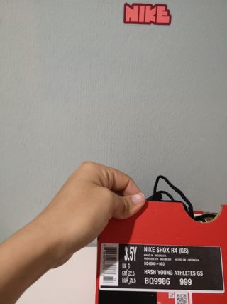 Zapatilla nike shox r4 negro y dorado. de segunda mano por 70 EUR en  Alicante en WALLAPOP