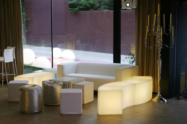 Mobiliario con luz rgb en polietileno