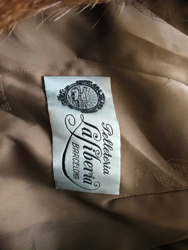 Abrigo de piel sintética. Muy bueno.