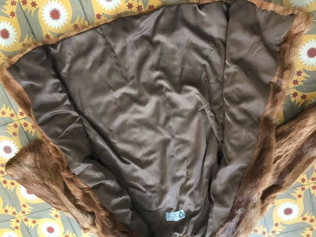 Abrigo de piel sintética. Muy bueno.