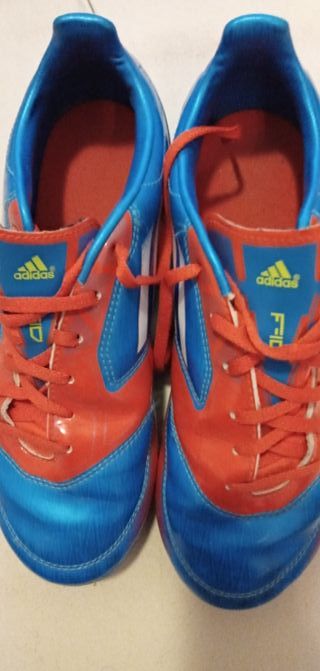 las botas multitaco sirven para futbol sala