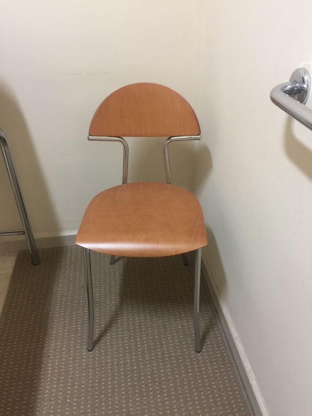 Silla de diseño de  acero y madera