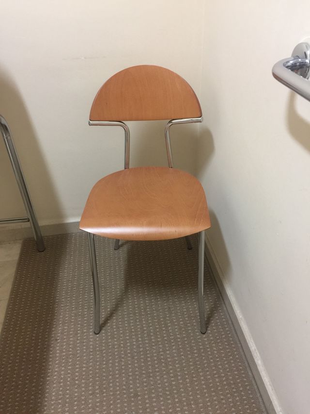 Silla de diseño de  acero y madera