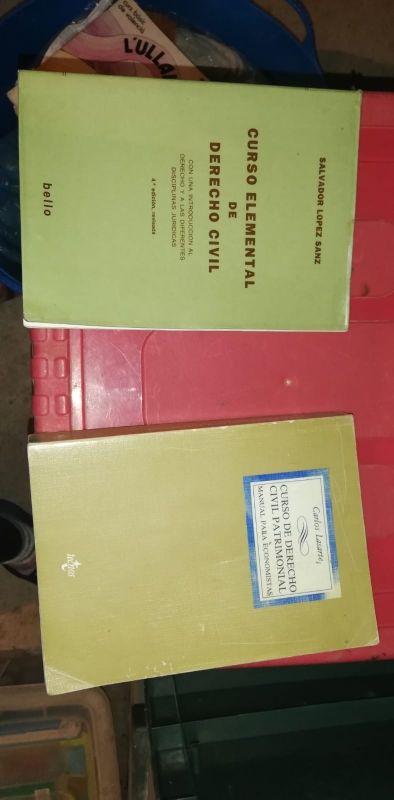Libros de Derecho y 3 leyes.