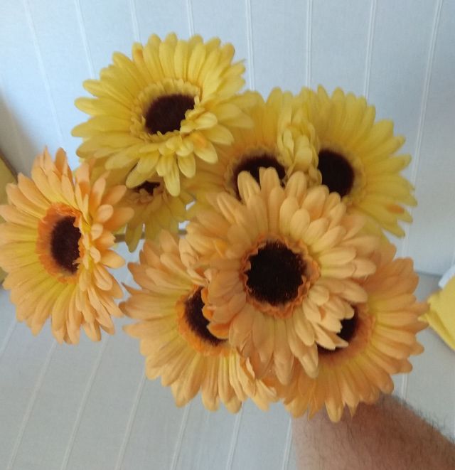Jarrón Azul con flores y conchas en su interior