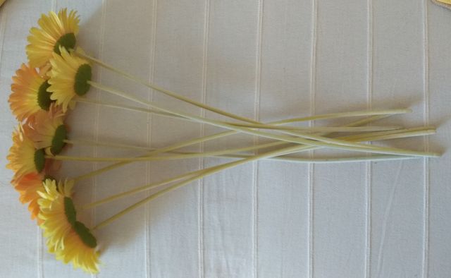 Jarrón Azul con flores y conchas en su interior