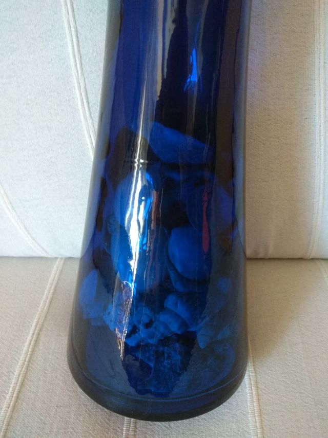 Jarrón Azul con flores y conchas en su interior