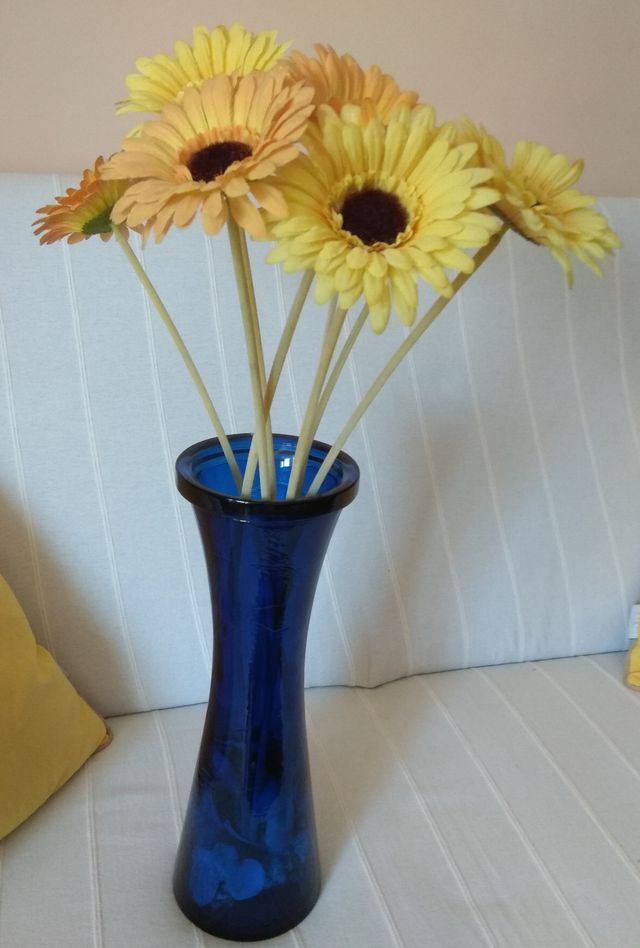 Jarrón Azul con flores y conchas en su interior