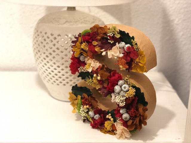 Letra S de flores preservadas