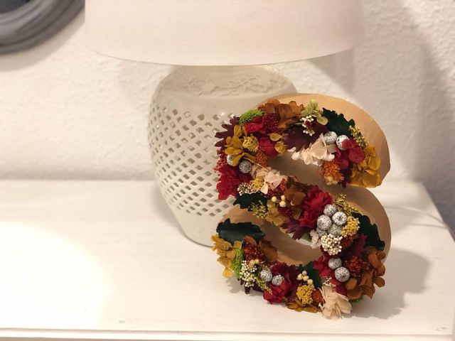 Letra S de flores preservadas