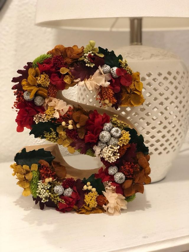 Letra S de flores preservadas